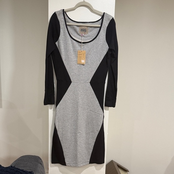 tonle Dresses & Skirts - NWT Tonle black and gray color block Julia dress in size L